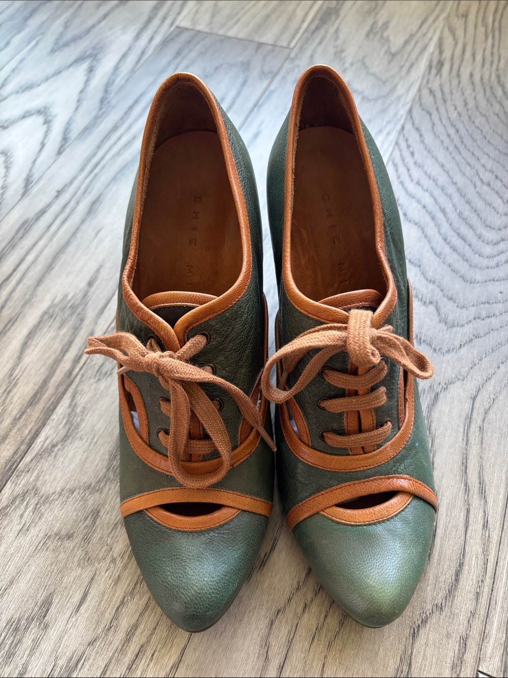 Chie Mihara Womens Green Leather Lace-Up Pumps with Brown Trim